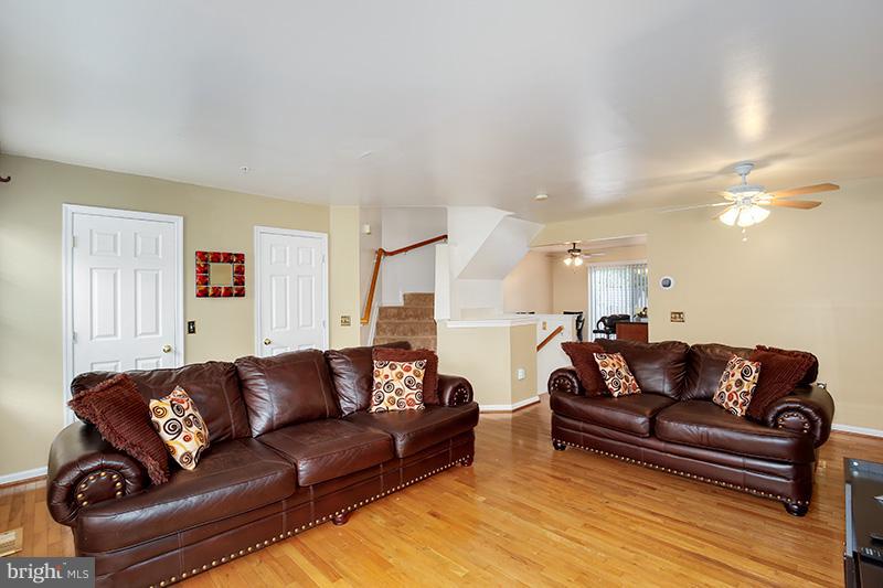 6531 Ridgeborne Drive Baltimore, MD 21237 - Photo 4 of 30 Living Room