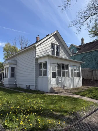$219,900 | 879 Conway Street, St. Paul, MN 55106
