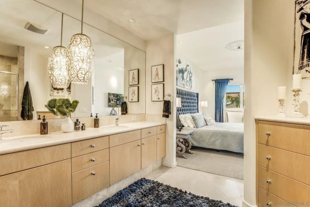 a en suite bathroom with double sink and a mirror