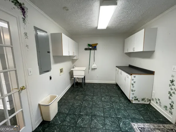 a view of empty room with ceiling fan
