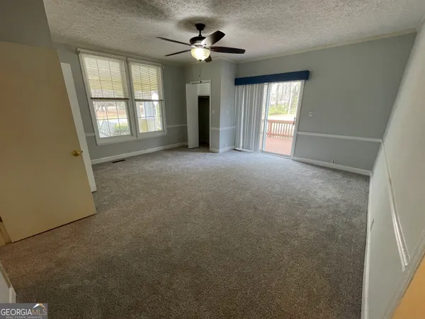 a view of entryway with livingroom