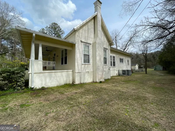 a view of a house with a back yard