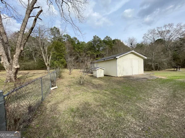a view of back yard of the house