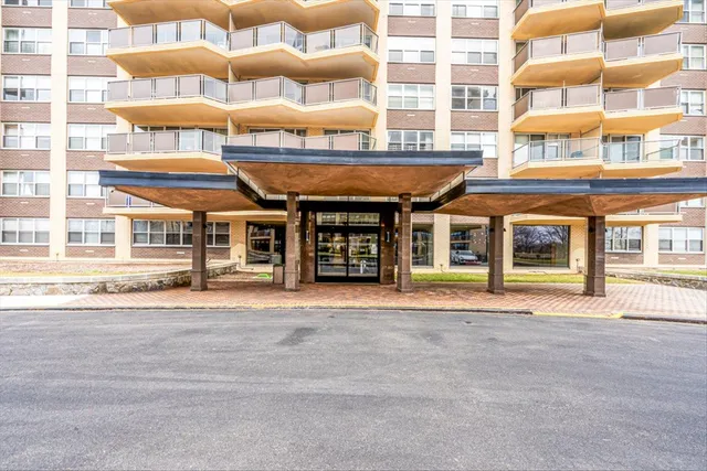 $900,000 | 17-85 215th Street, Unit 4M | Bay Terrace