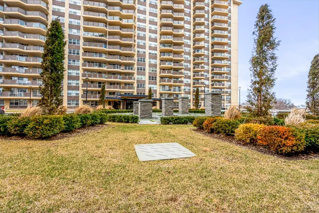 $900,000 | 17-85 215th Street, Unit 4M | Bay Terrace