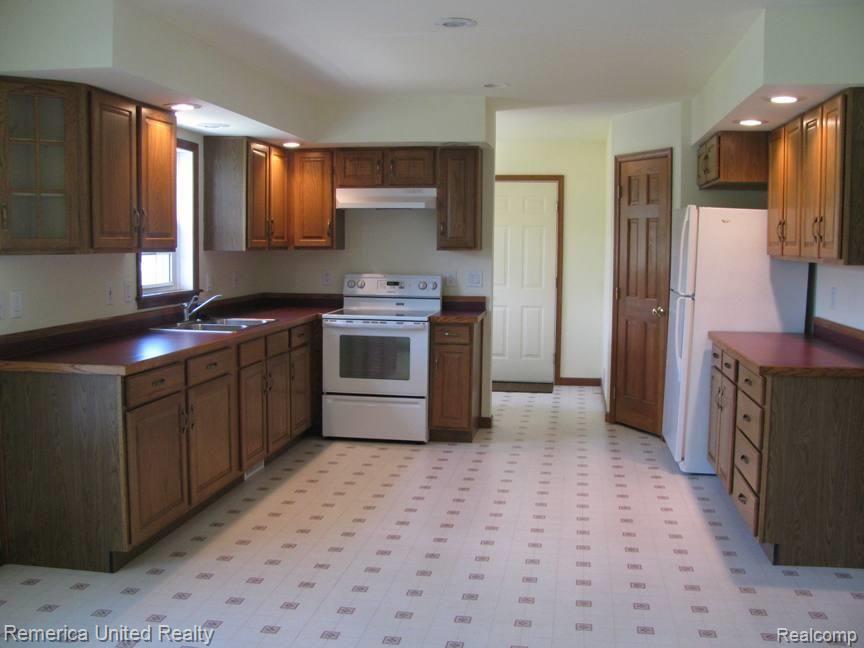 4183 Pleasant Valley Road Brighton, MI 48114 - Photo 4 of 13 Kitchen View