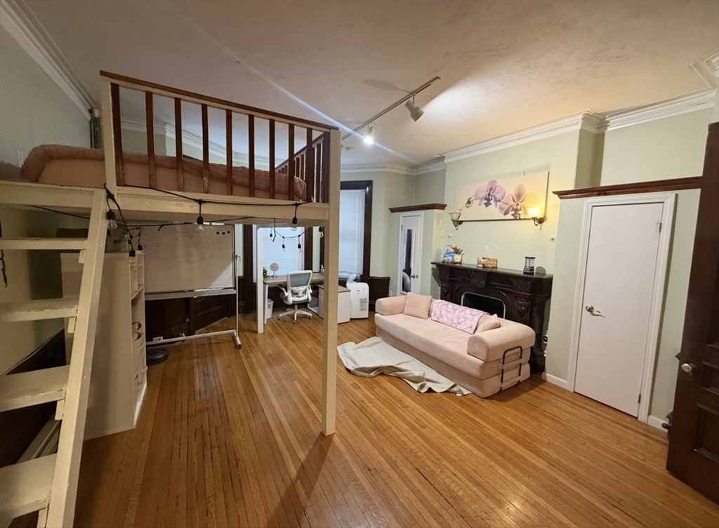 379 Beacon Street, Unit 1R Boston, MA 02116 - Photo 2 of 6