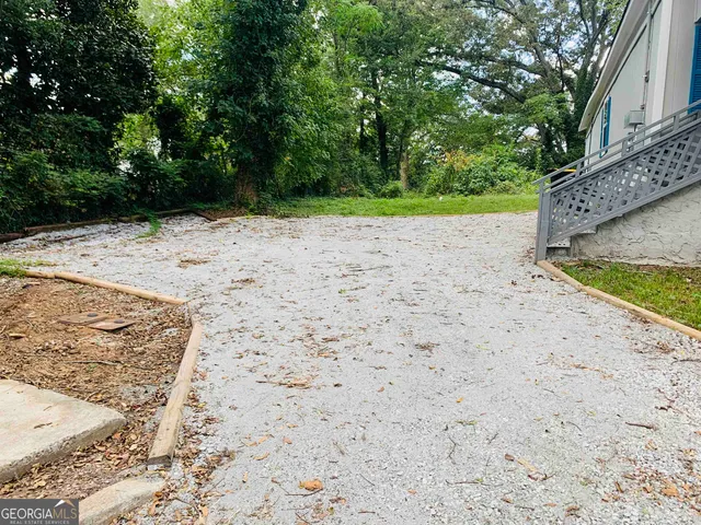 a view of a backyard