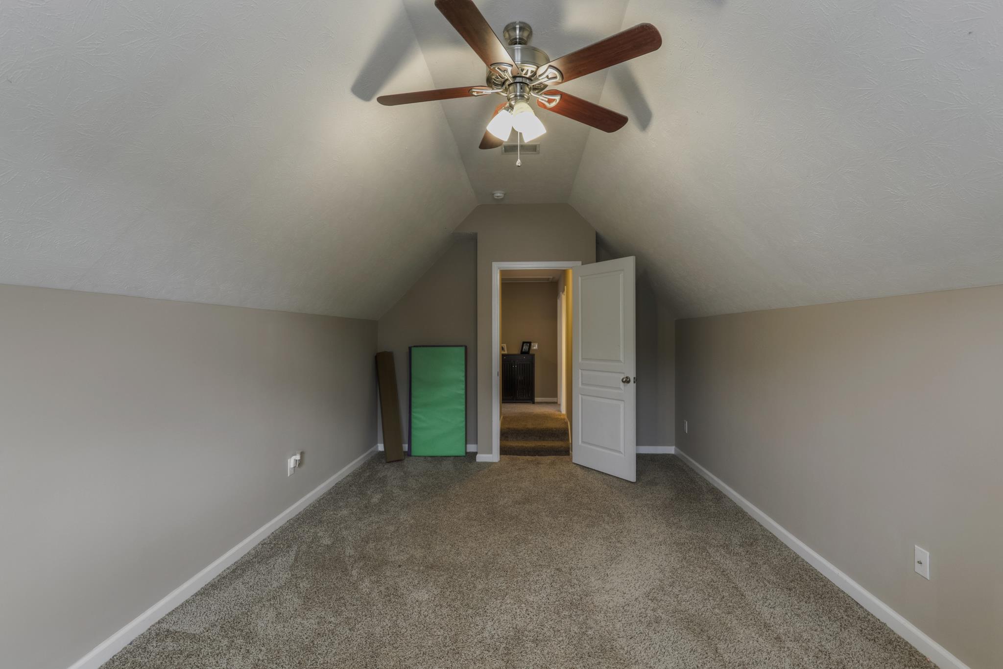 1118 Woodall Road Lebanon, TN 37090 - Photo 22 of 25 an empty room with closet and fan
