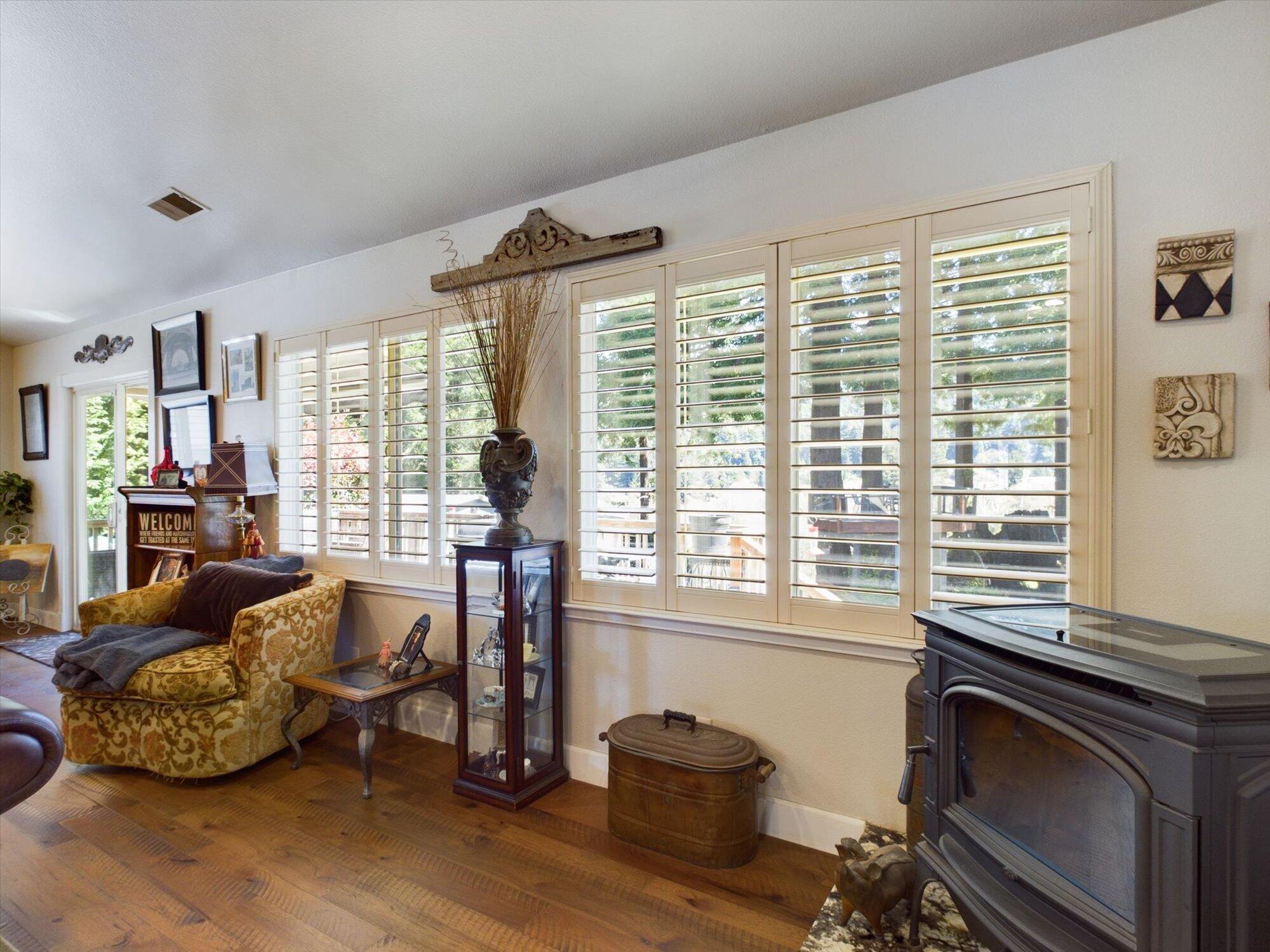 178 Grayland Heights Road Rio Dell, CA 95562 - Photo 10 of 52 a livingroom with workspace and a window