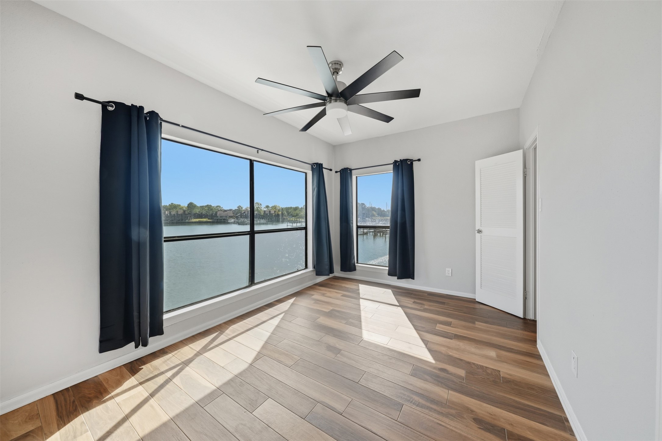 793 Davis Road, Unit 116 League City, TX 77573 - Photo 18 of 31 a view of a livingroom with a ceiling fan and window