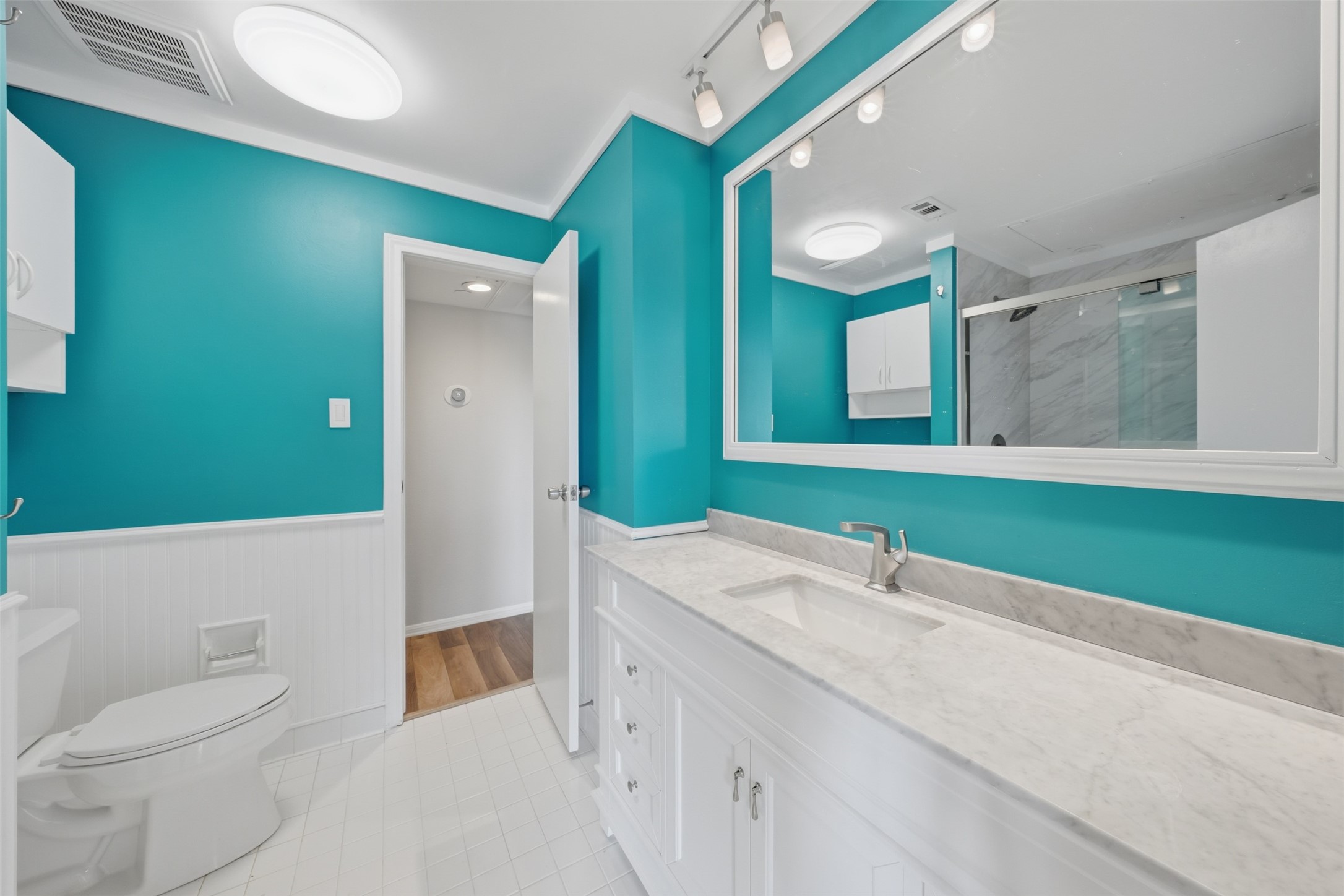 793 Davis Road, Unit 116 League City, TX 77573 - Photo 22 of 31 a bathroom with a sink and a mirror