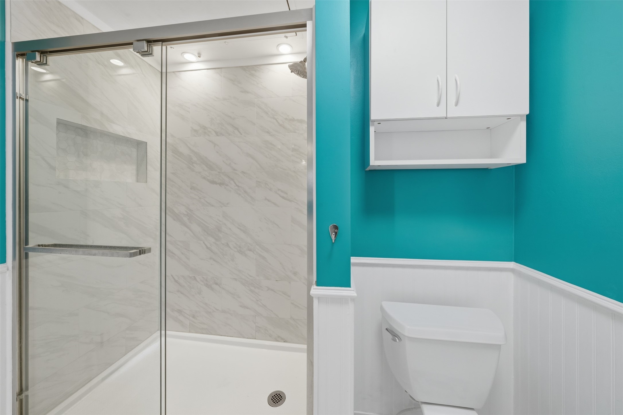 793 Davis Road, Unit 116 League City, TX 77573 - Photo 23 of 31 a bathroom with a bathtub and a shower