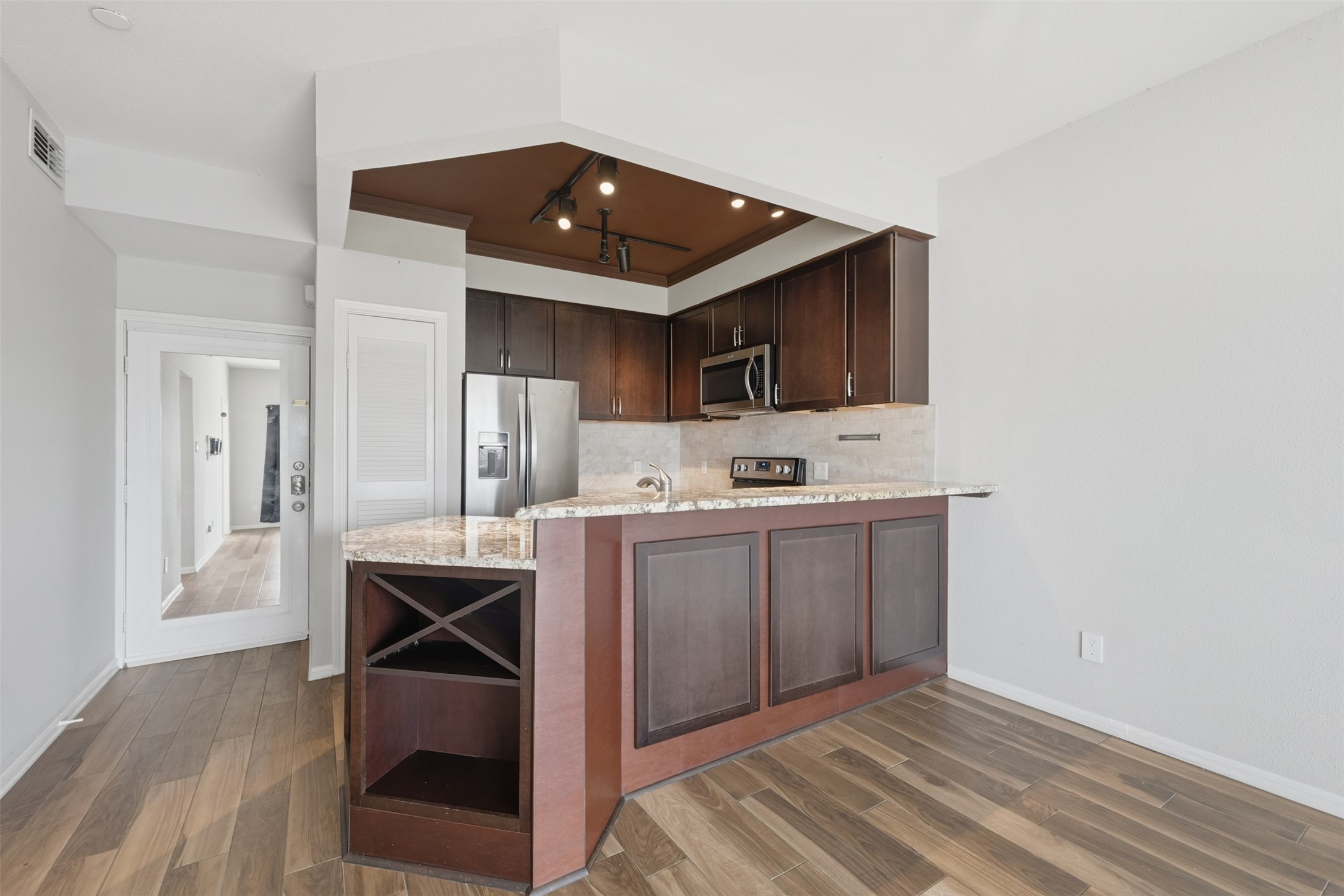 793 Davis Road, Unit 116 League City, TX 77573 - Photo 9 of 31 a kitchen with stainless steel appliances a sink cabinets and wooden floor