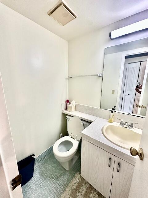 2067 Cornwall East Boca Raton, FL 33434 - Photo 7 of 20 1/2 Bathroom