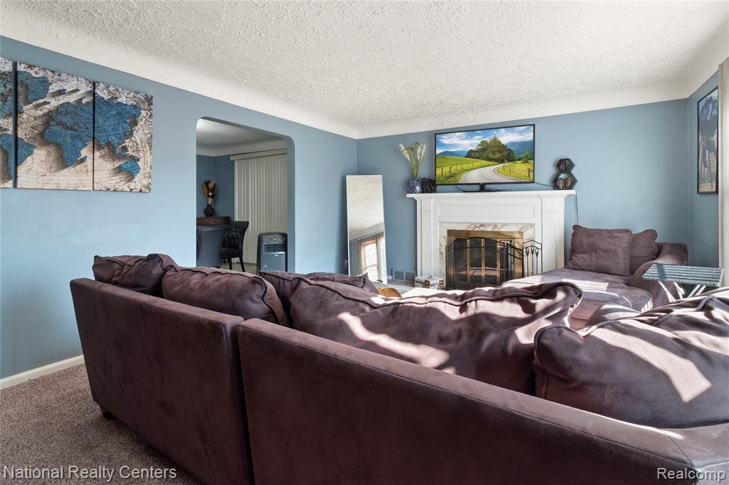 18027 Strathmoor Street Detroit, MI 48235 - Photo 8 of 41 Gallery Image 8