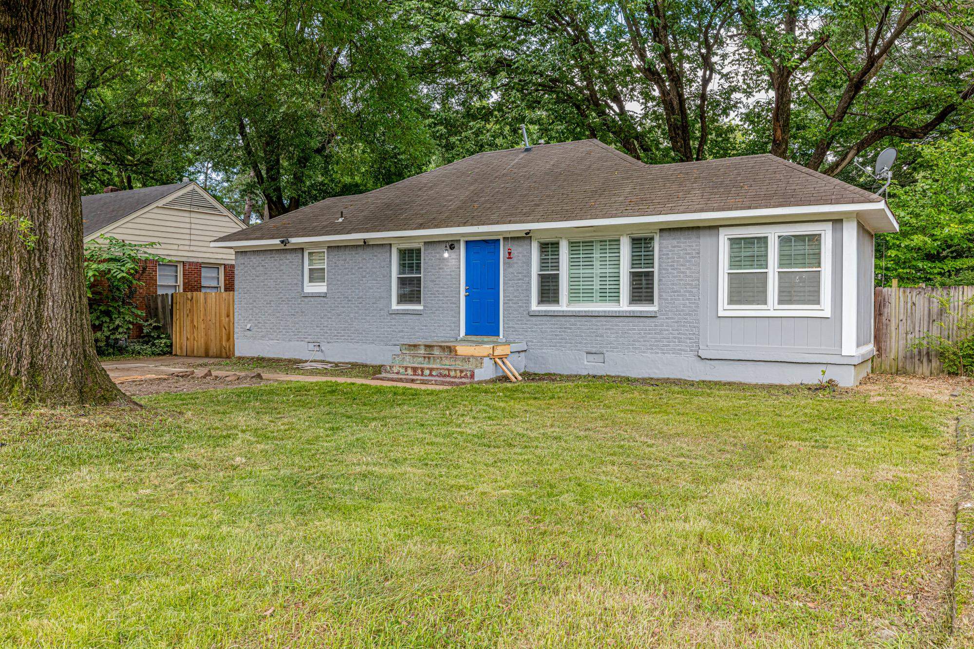 1349 South Perkins Road Memphis, TN 38117 - Photo 2 of 17 a front view of a house with a garden