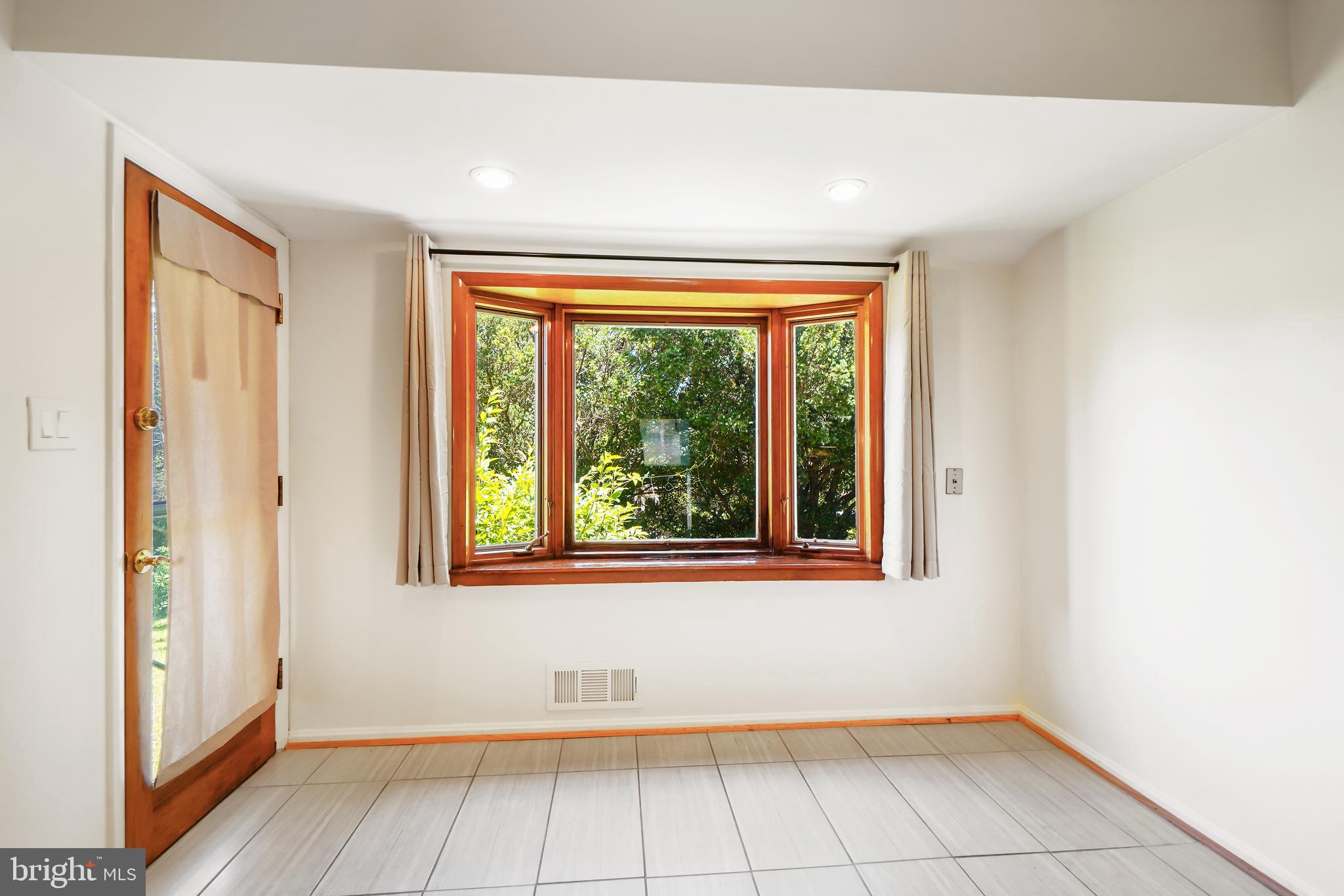 6501 Greentree Road Bethesda, MD 20817 - Photo 11 of 30 Kitchen - Eat In Space