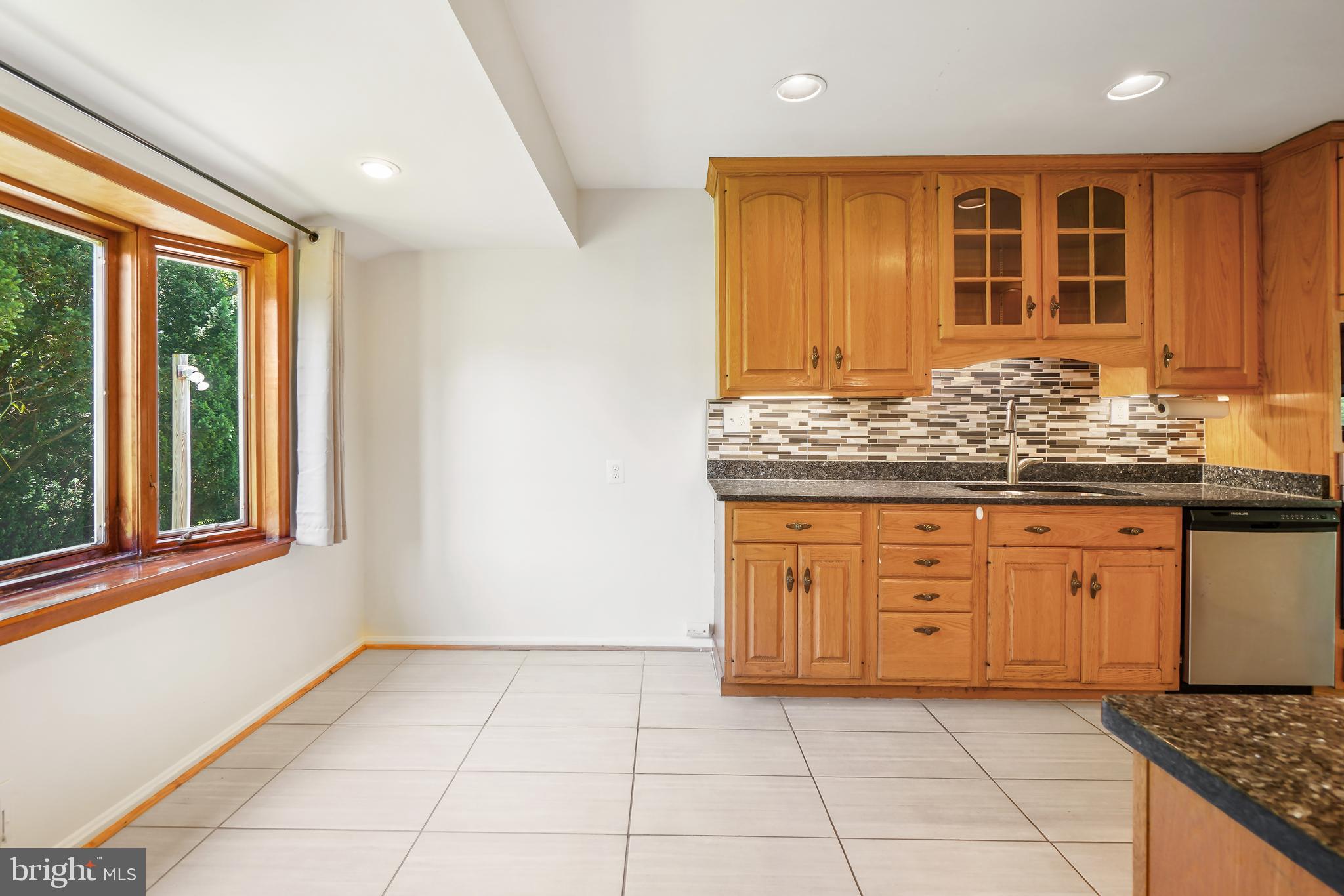 6501 Greentree Road Bethesda, MD 20817 - Photo 12 of 30 Kitchen - Eat In Space