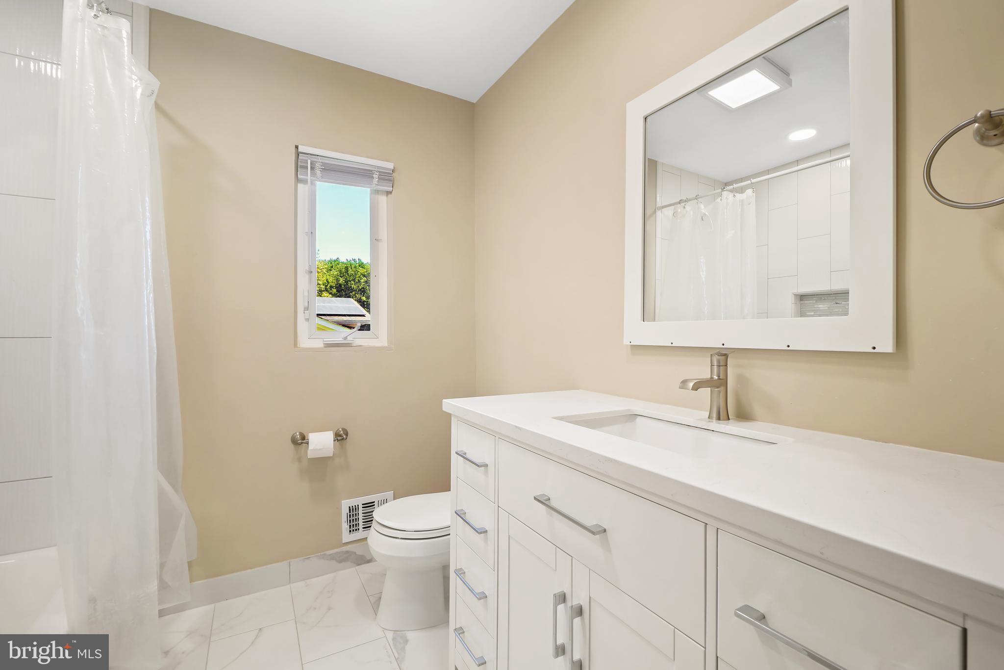 6501 Greentree Road Bethesda, MD 20817 - Photo 21 of 30 Full Bath #2 - Upper Level