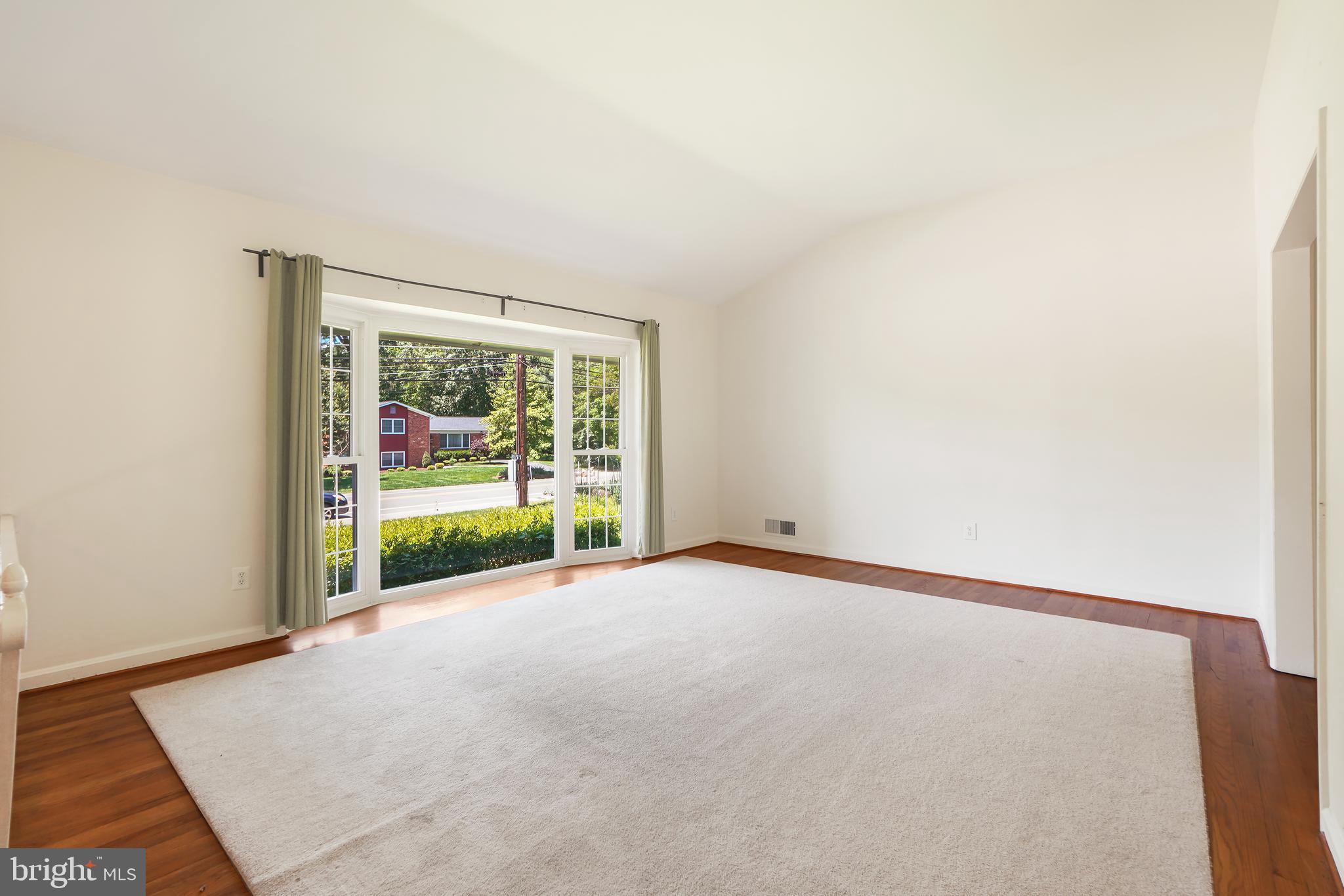 6501 Greentree Road Bethesda, MD 20817 - Photo 4 of 30 Living Room