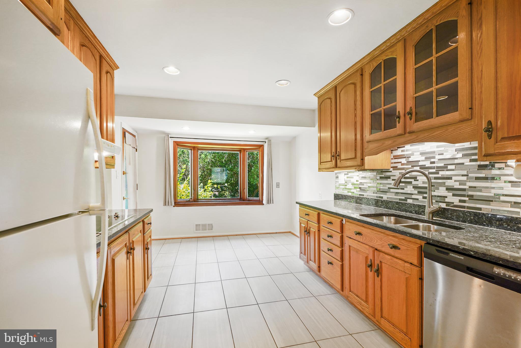 6501 Greentree Road Bethesda, MD 20817 - Photo 10 of 30 Kitcen