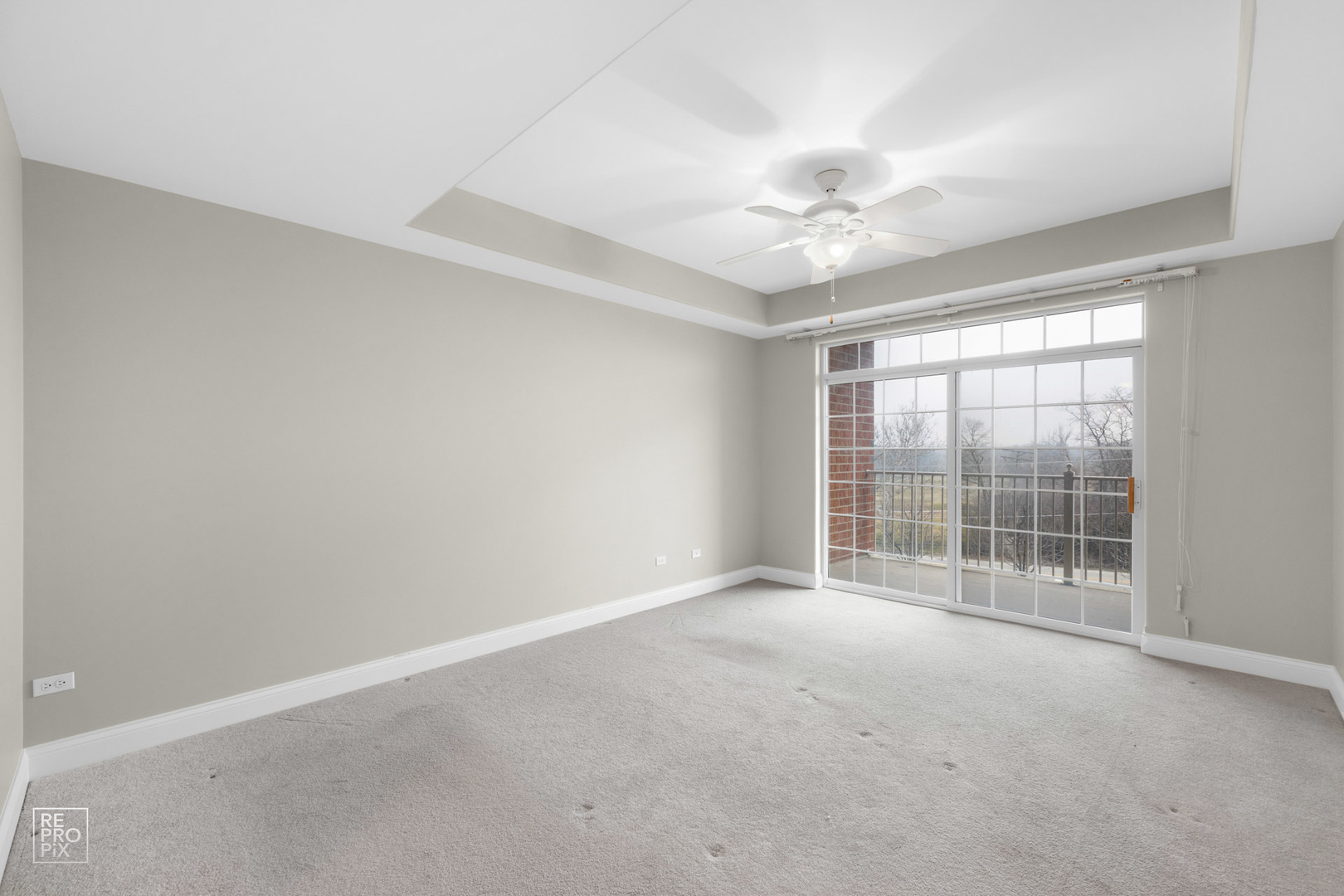 1 Itasca Place, Unit 207 Addison, IL 60143 - Photo 14 of 24 en empty room with windows and ceiling fan