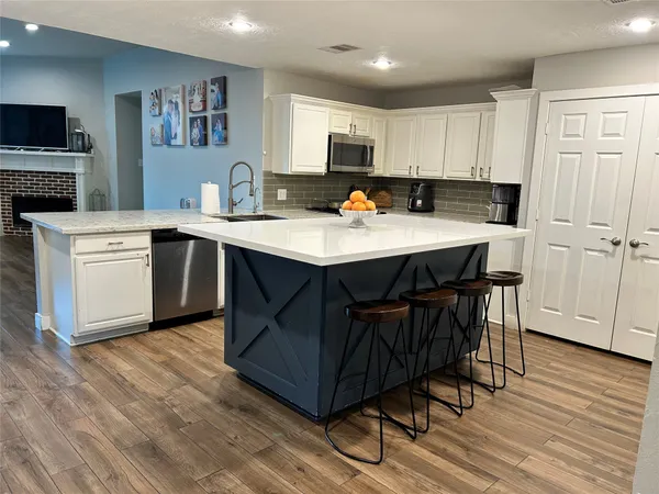 $2,100 | 11102 Sage Linda Lane, Houston, TX 77089