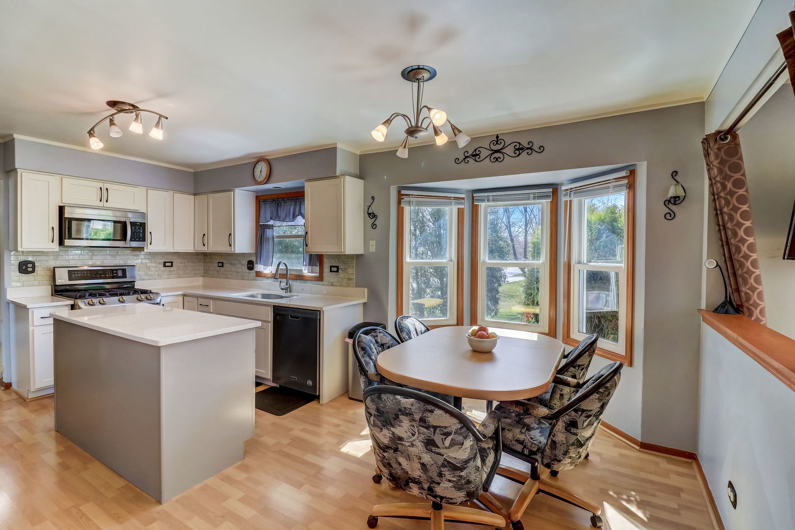 331 Sutcliffe Circle Vernon Hills, IL 60061 - Photo 5 of 26 a kitchen with a dining table and chairs