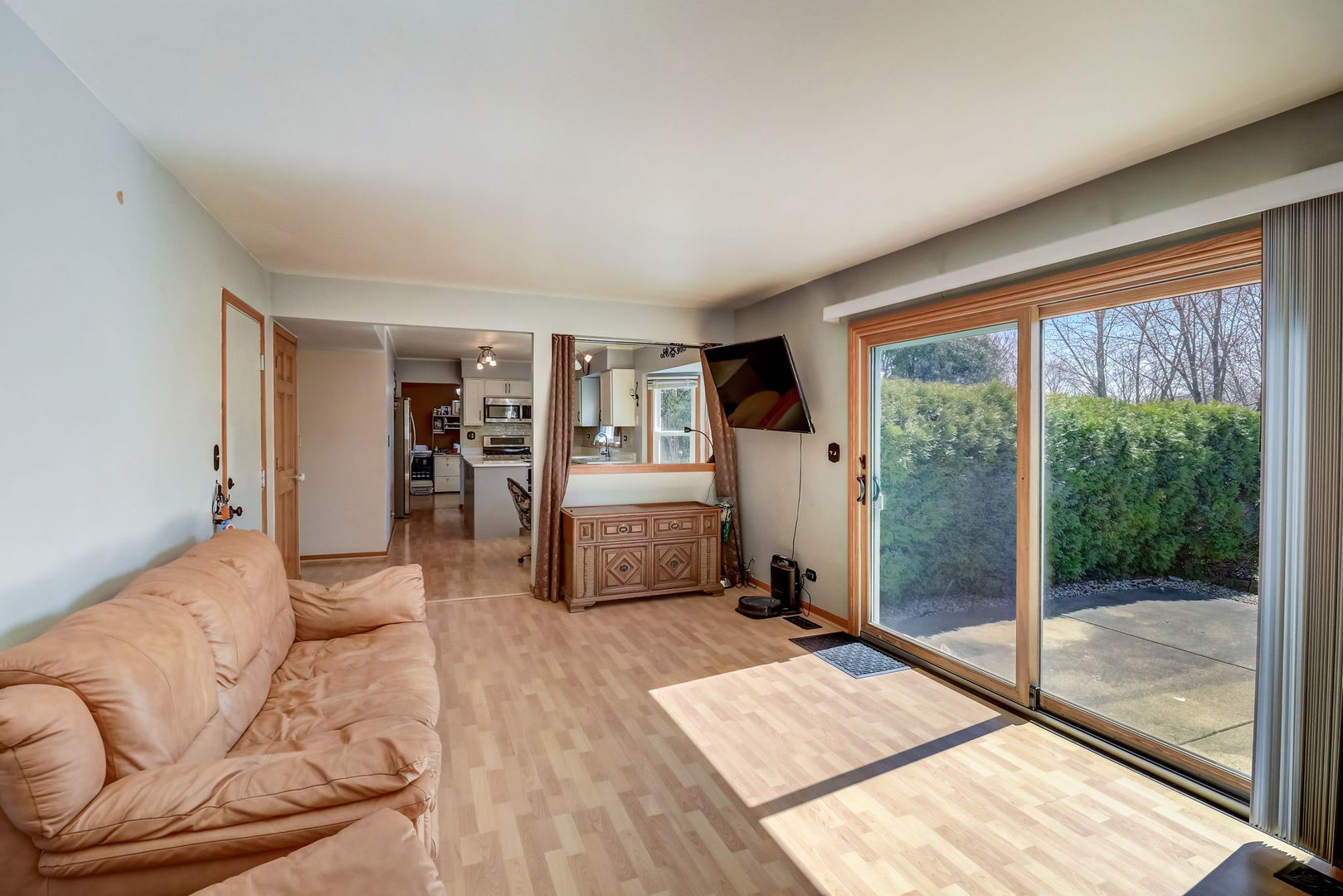 331 Sutcliffe Circle Vernon Hills, IL 60061 - Photo 8 of 26 a living room with furniture a floor to ceiling window and potted plant