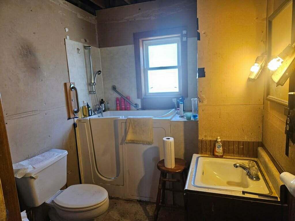 914 Madison Street Beaver Dam, WI 53916 - Photo 6 of 14 Bathroom