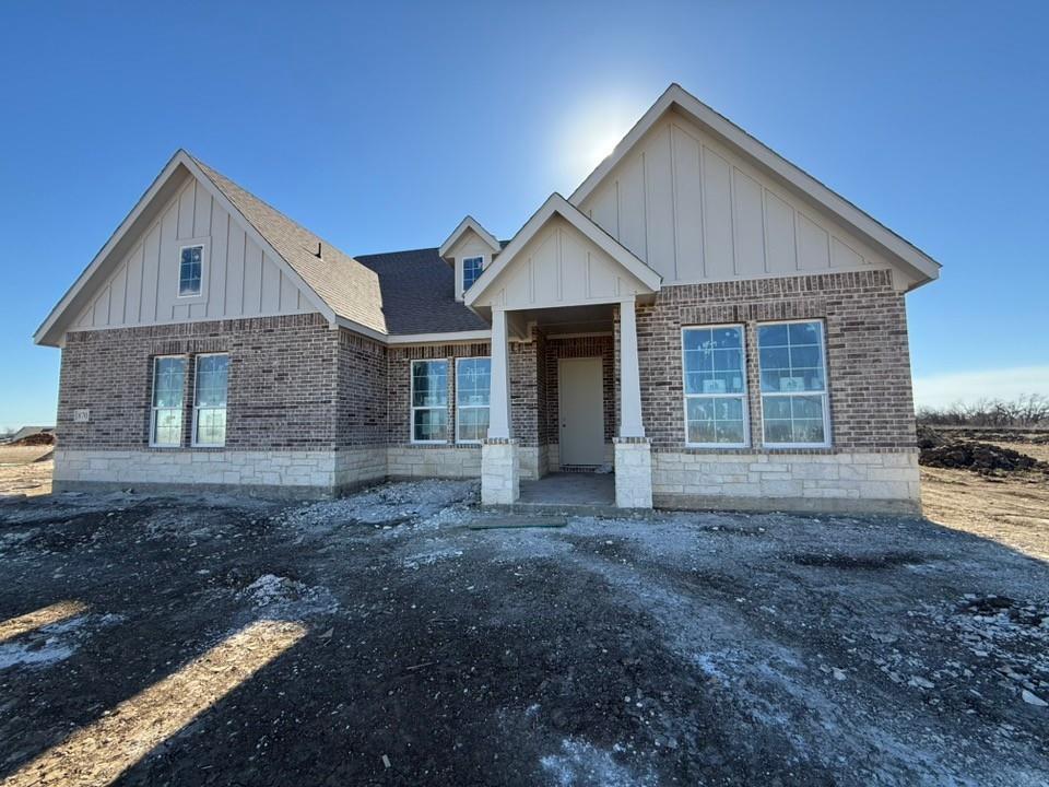 a view of a house with yard and a yard