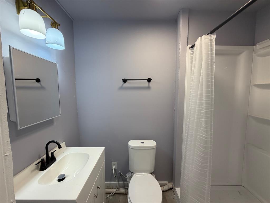 513 Shawnee Trace Grand Prairie, TX 75051 - Photo 6 of 32 Full bathroom featuring a white vanity with integrated sink, matte black faucet, and coordinating square mirror