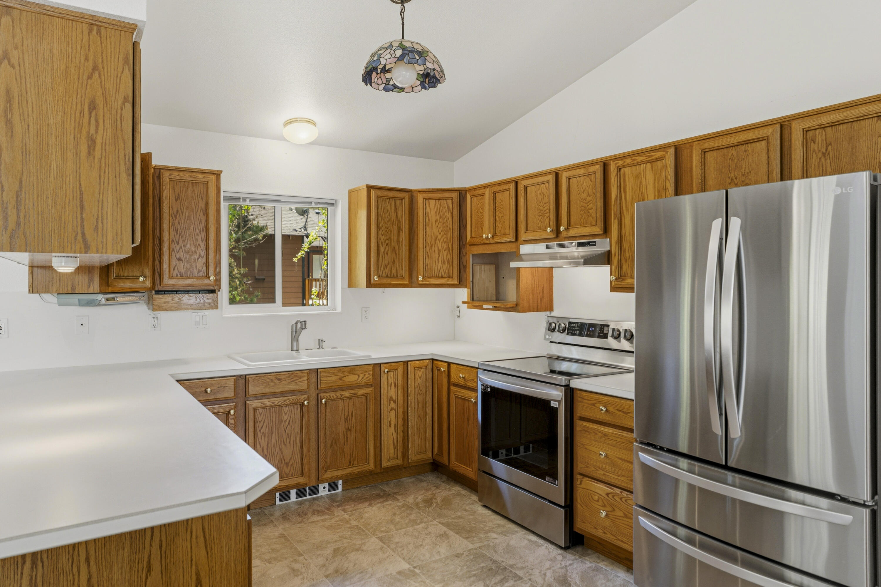 55885 Osprey Road Bend, OR 97707 - Photo 5 of 58 Wide kitchen with room to craft your favorite meals.