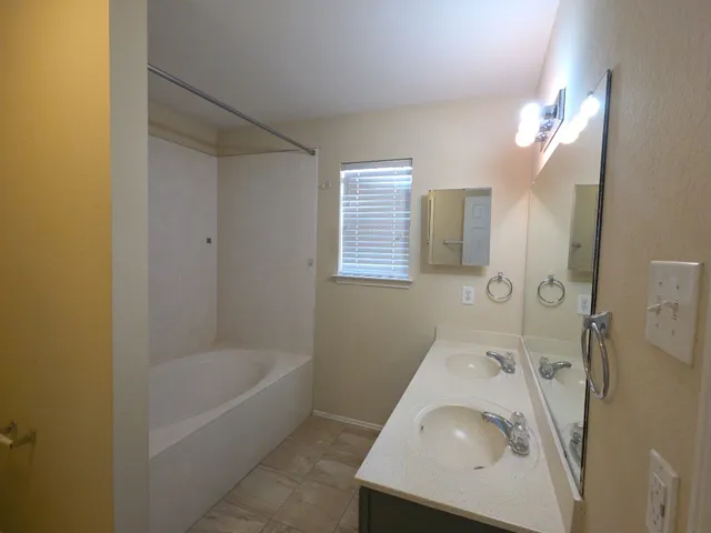 $1,600 | 204 Ruby Lake Drive, Kyle, TX 78640