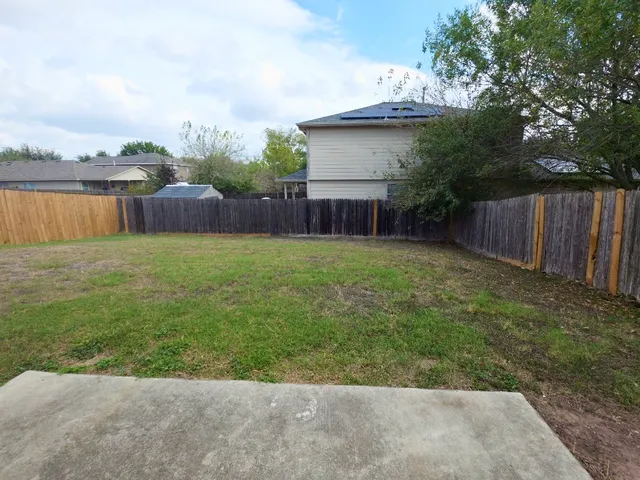 a view of a backyard