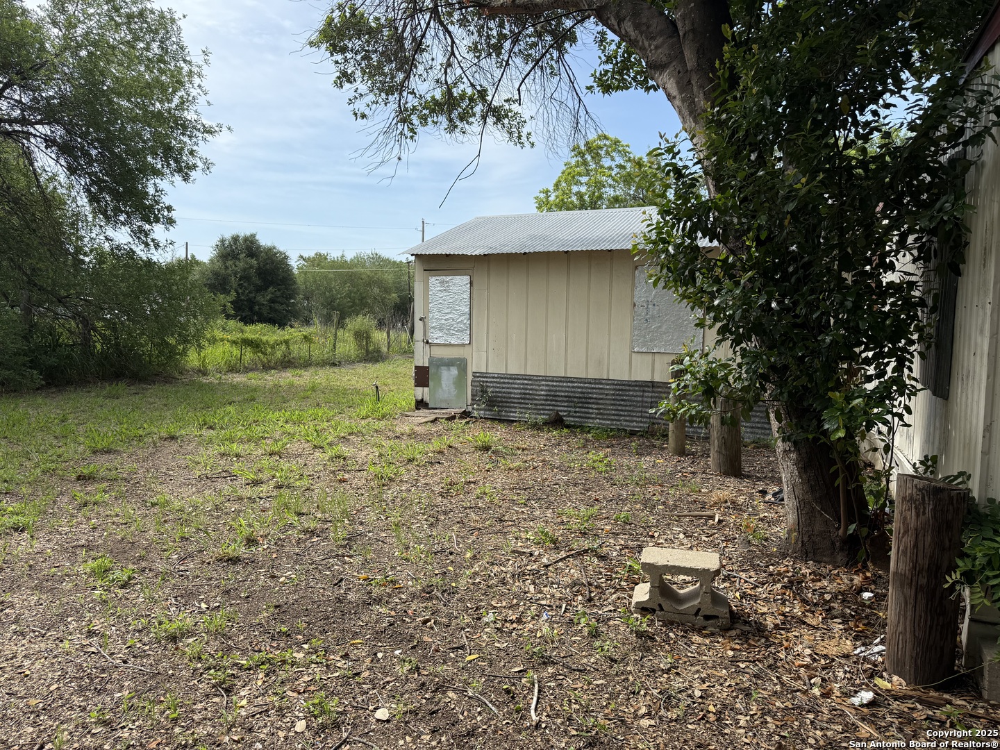 504 North Water Street Pleasanton, TX 78064 - Photo 4 of 5