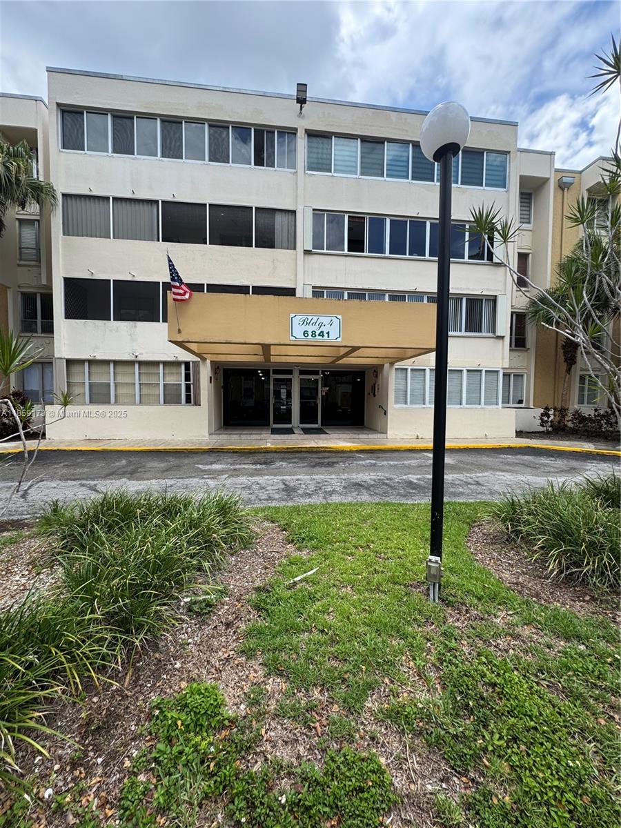 6841 Southwest 147th Avenue, Unit 1H Miami, FL 33193 - Photo 1 of 26 a view of an apartment with a backyard