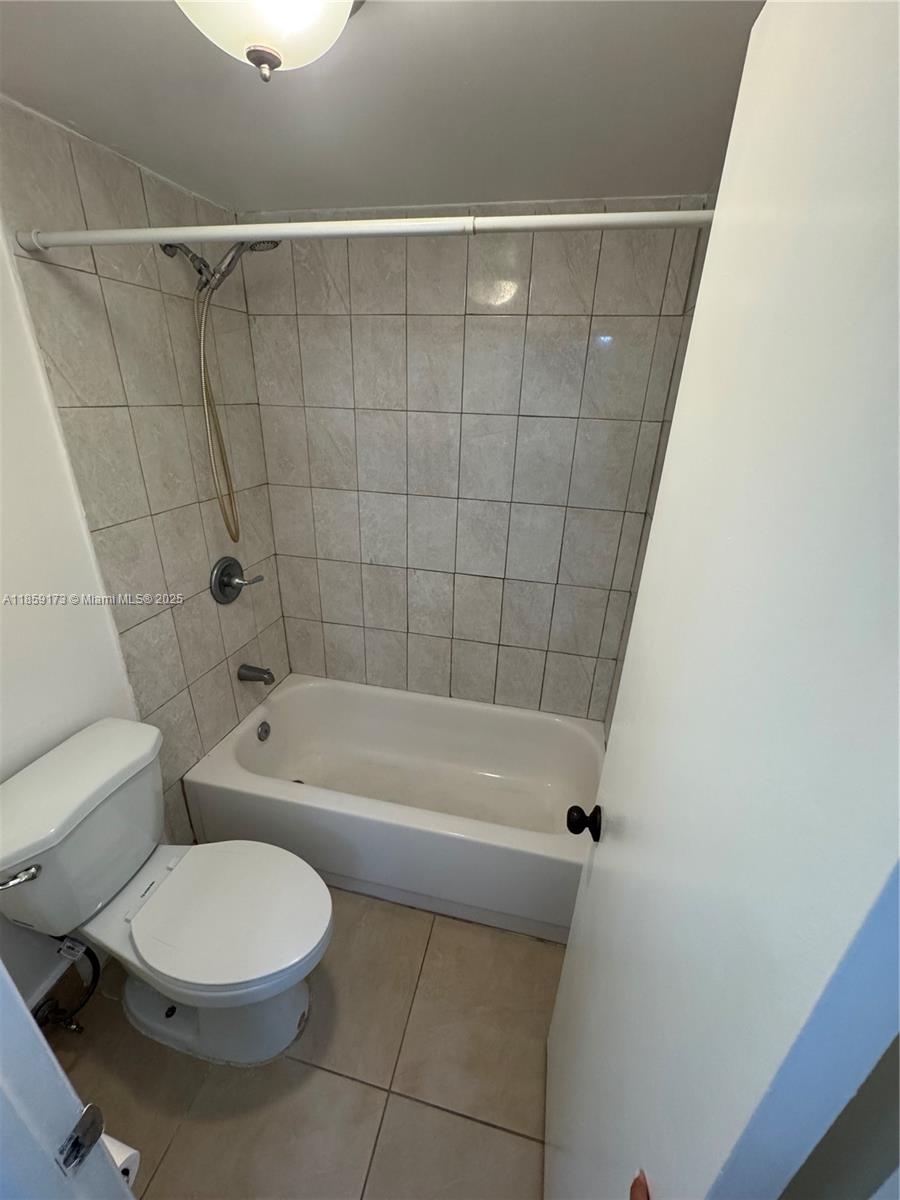 6841 Southwest 147th Avenue, Unit 1H Miami, FL 33193 - Photo 17 of 26 a bathroom with a toilet a sink and bathtub