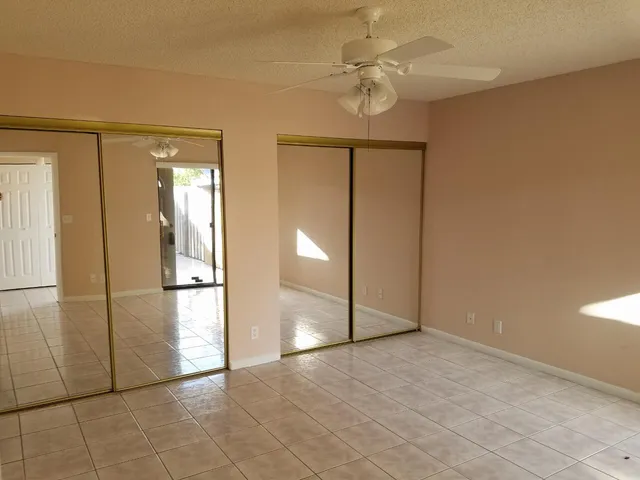 a view of empty room with a ceiling fan