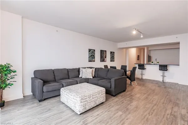 $2,995 | 3000 Oasis Grand Boulevard, Unit 2004, Fort Myers, FL 33916