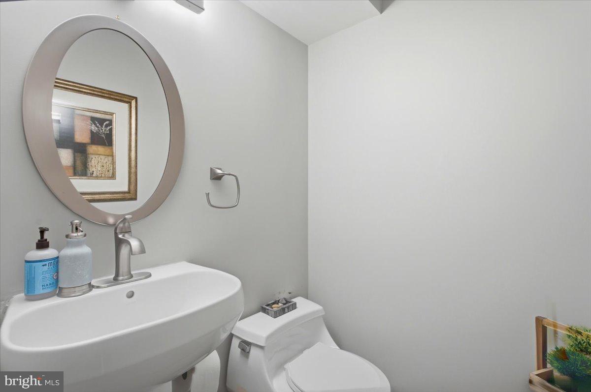 5803 Hall Street Burke, VA 22015 - Photo 30 of 77