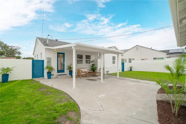 a view of a house with backyard and porch