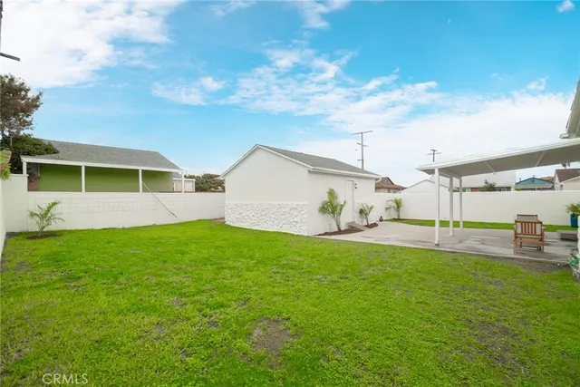 a view of a backyard