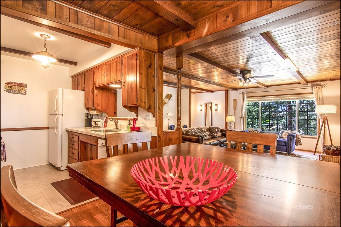54440 Valley-View Idyllwild, CA 92549 - Photo 17 of 53 a kitchen with a table and chairs