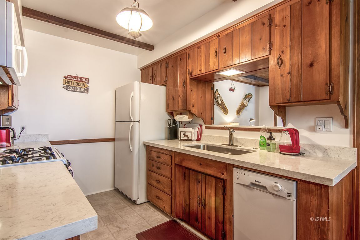 54440 Valley-View Idyllwild, CA 92549 - Photo 18 of 53 a kitchen with refrigerator and cabinets