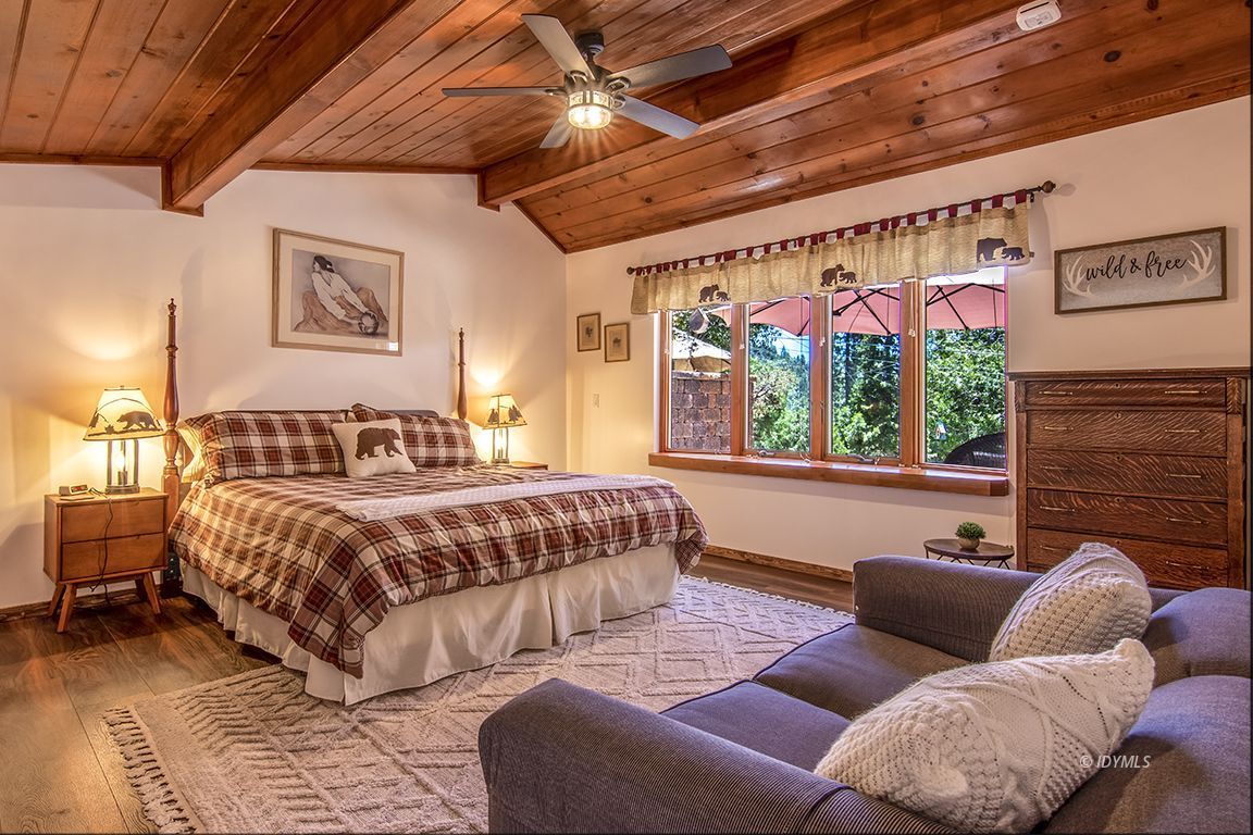 54440 Valley-View Idyllwild, CA 92549 - Photo 28 of 53 a bedroom with a bed and window