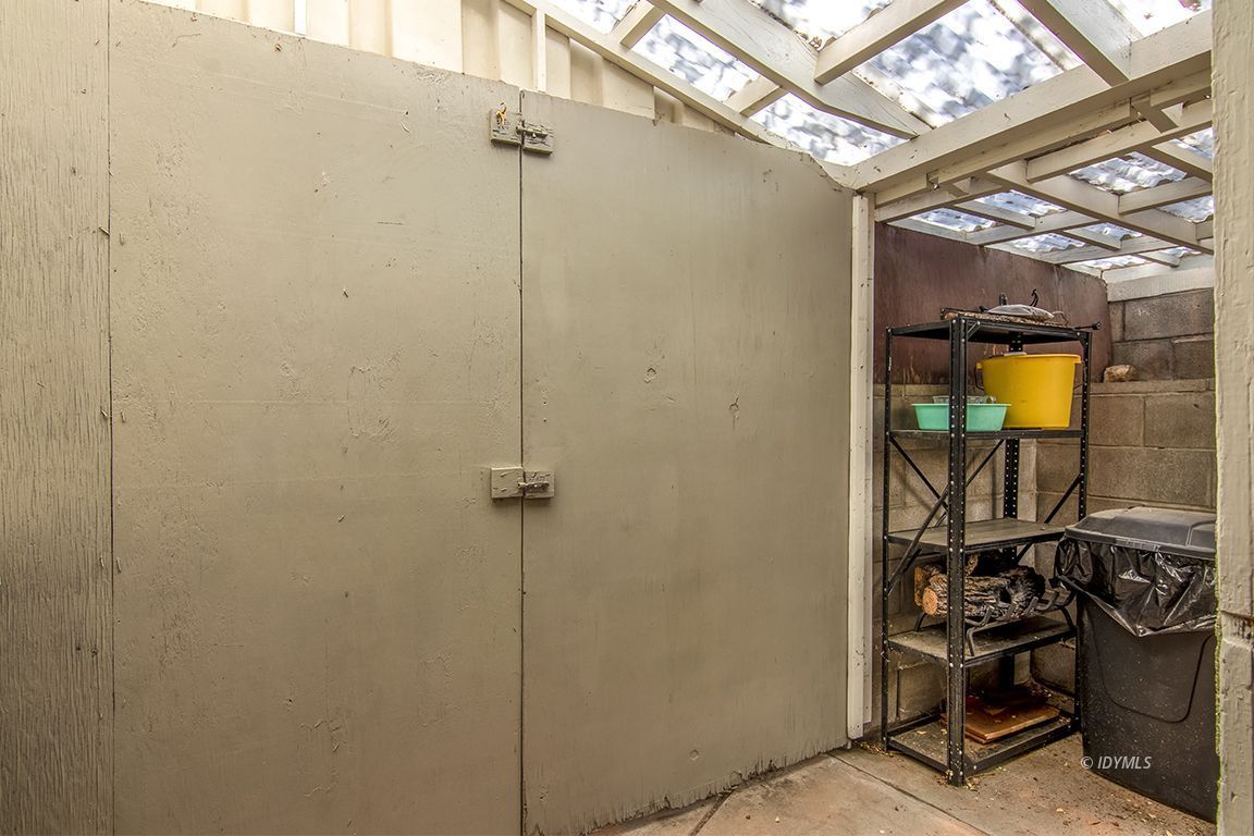 54440 Valley-View Idyllwild, CA 92549 - Photo 42 of 53 a view of a room with gym equipment