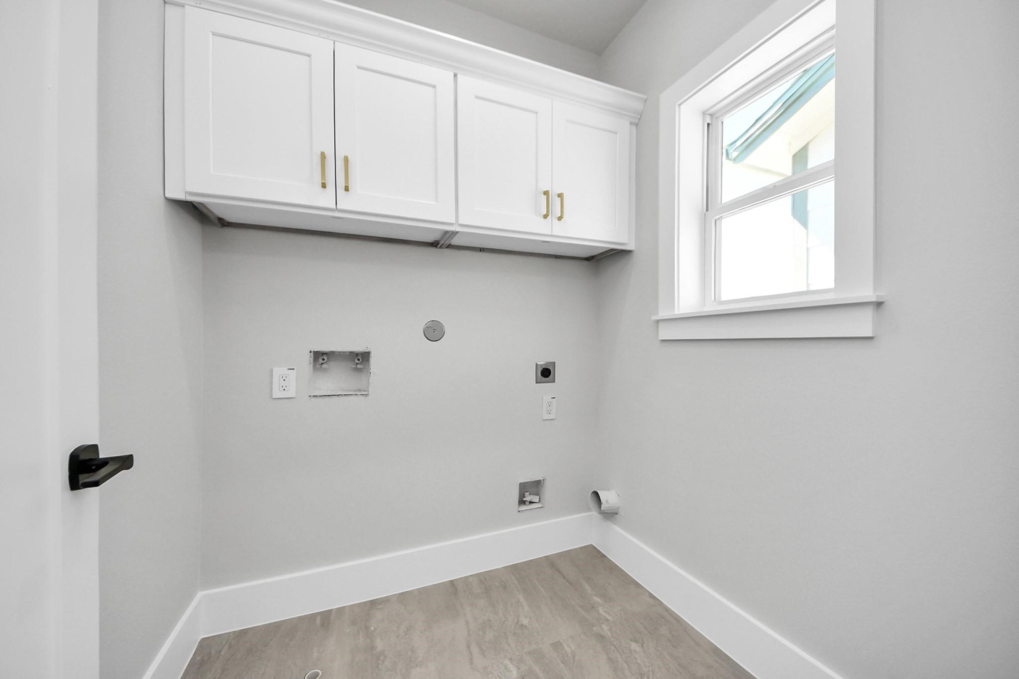 6320 Milwee Street, Unit B Houston, TX 77092 - Photo 11 of 30 a view of cabinets and window