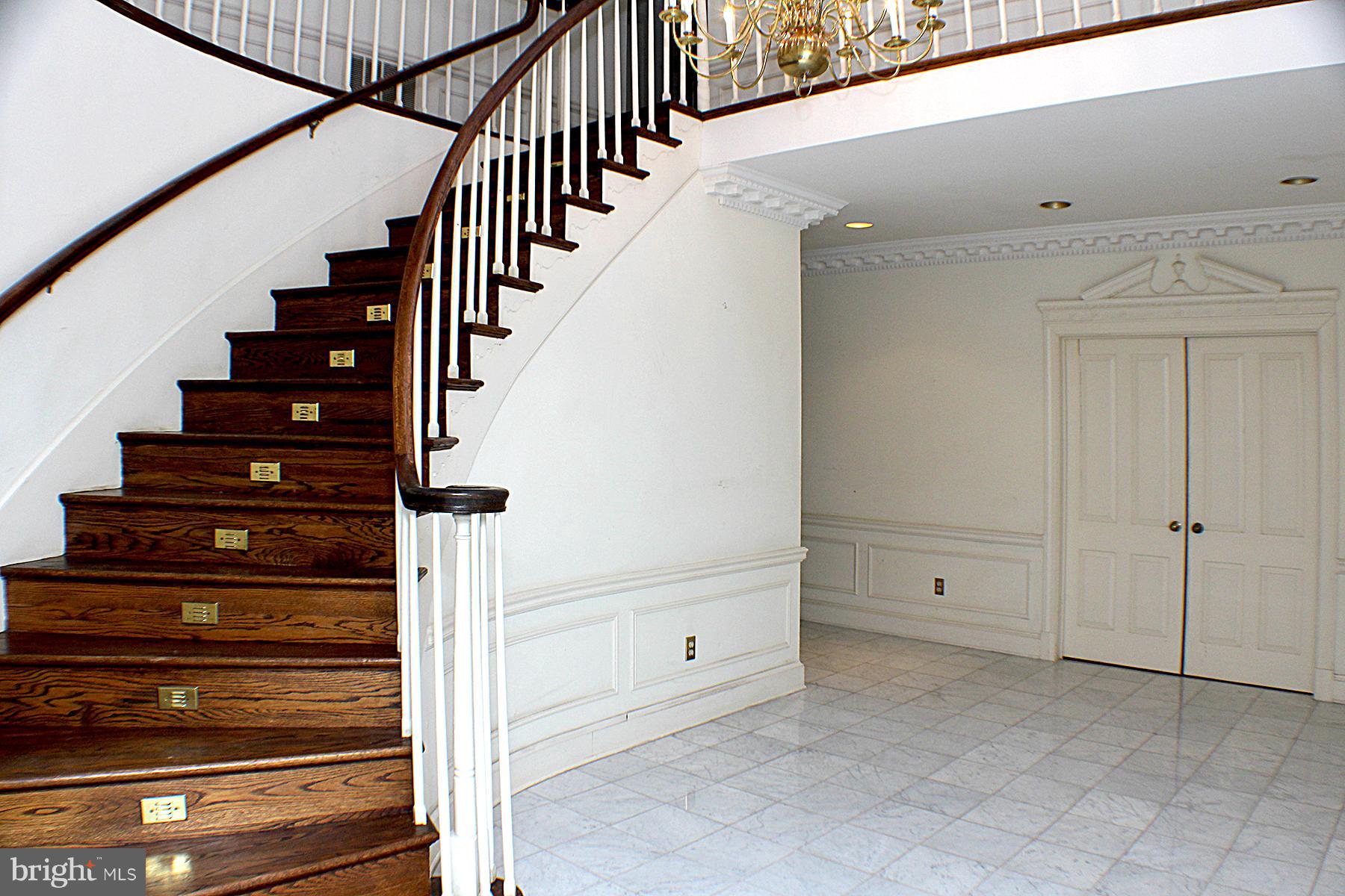 10900 Tara Road Rockville, MD 20854 - Photo 3 of 25 Entry View 1